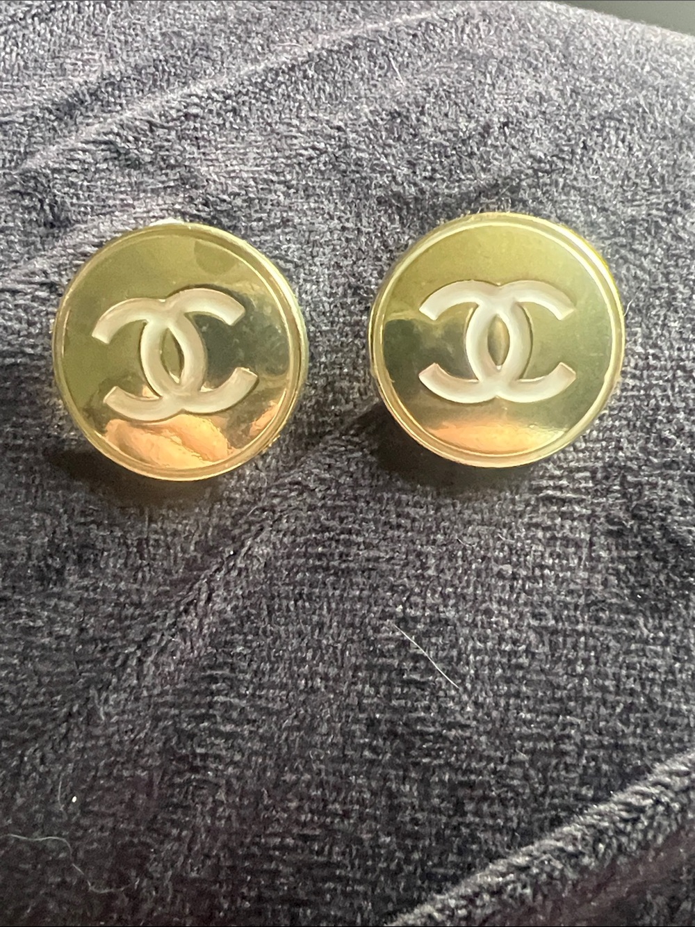 CHANEL Gold-Tone Button earrings with White CC Logo - Picture 5 of 11